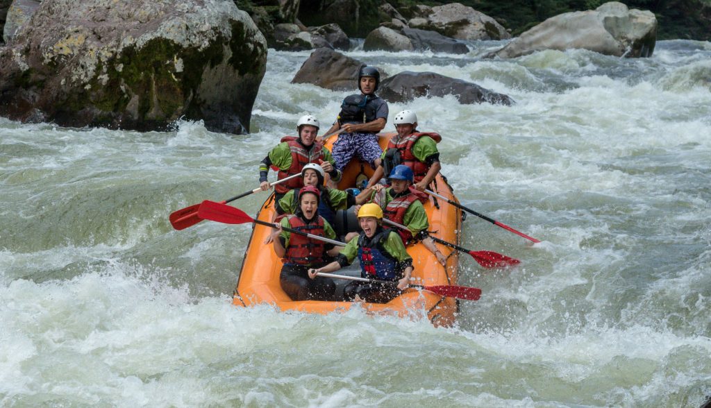 Rafting class IV in the Jondachi river