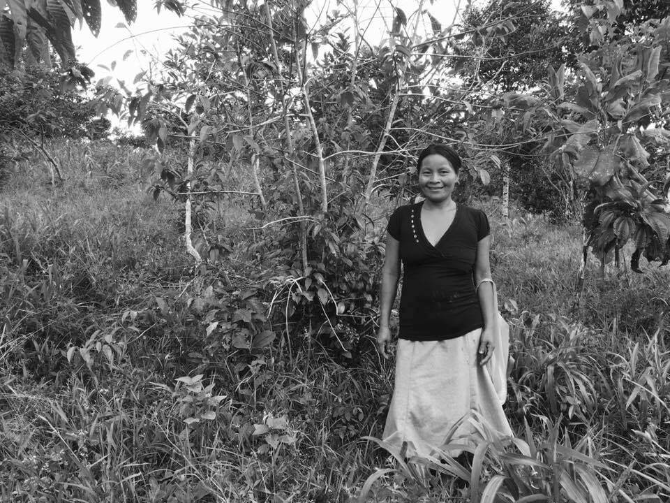 Photo in black and white from a smiling woman in the middle of the jungle,