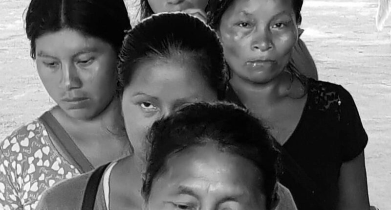 Photo in black and white from many woman in a row in the river in Napo, Tena