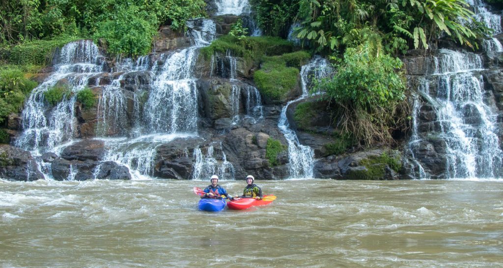 2 kayakers in Jondachi river