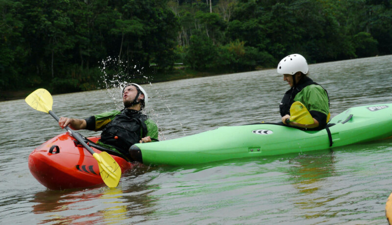 2 students learning kayak